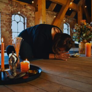 Ronja im Lotussitz mit Verbeugung