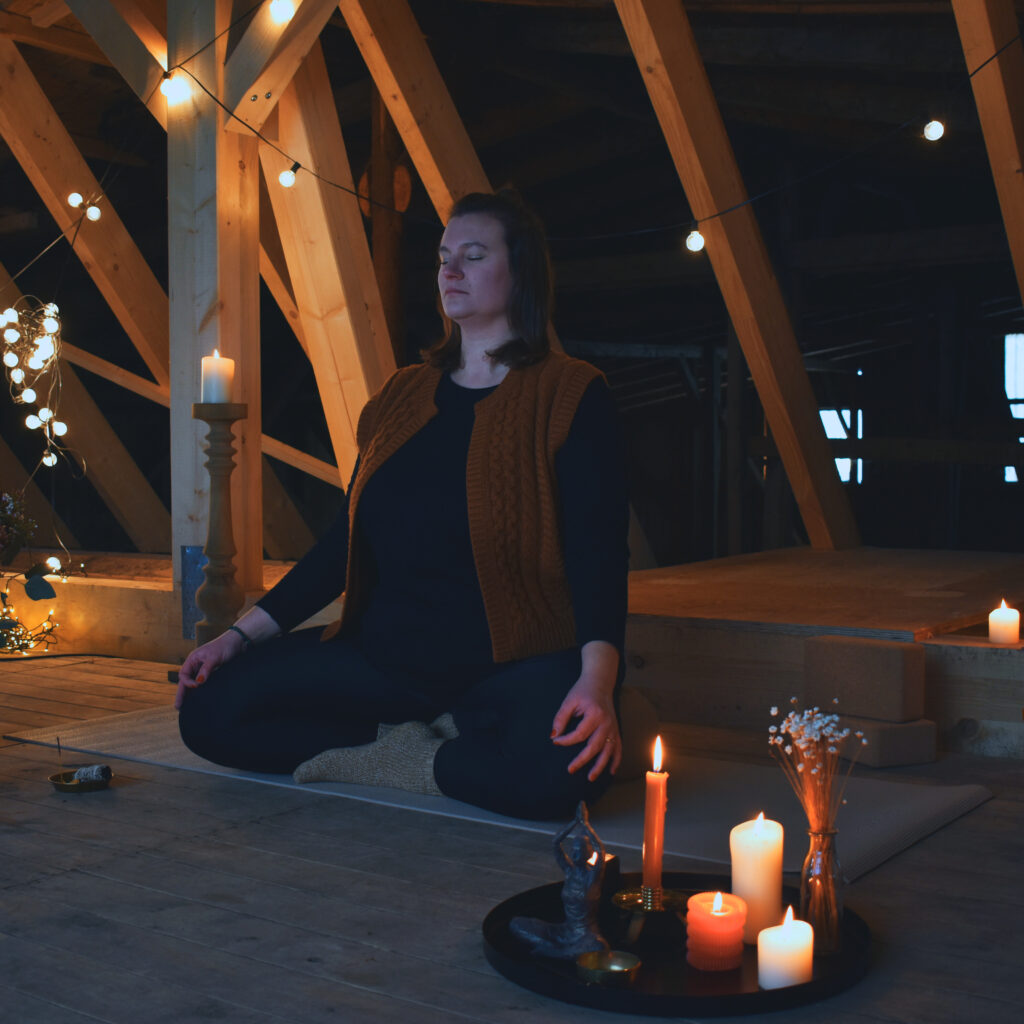 Ronja im Schneidersitz mit Weste