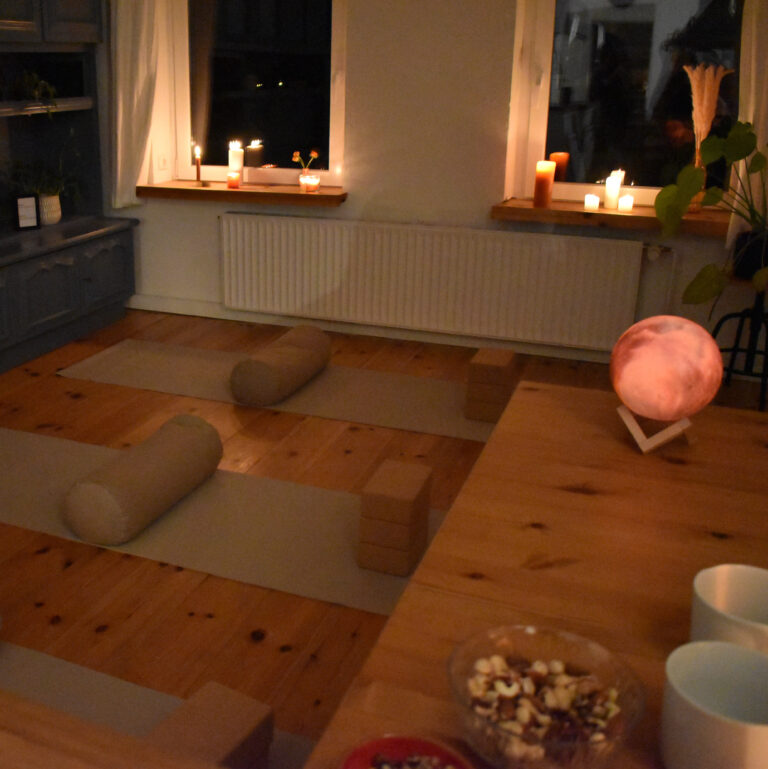 Yogamatten unterm Küchentisch