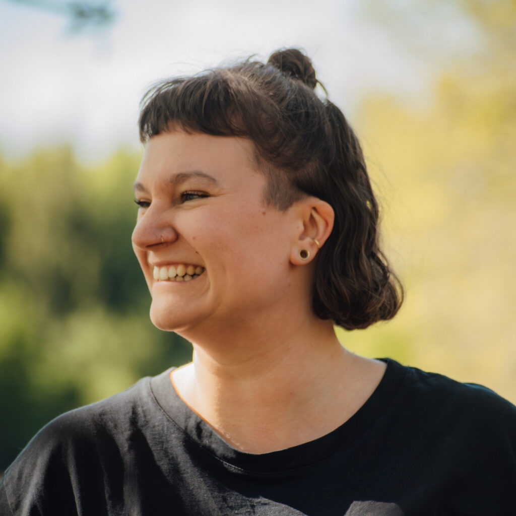 Ronja blickt lächelnd zur Seite